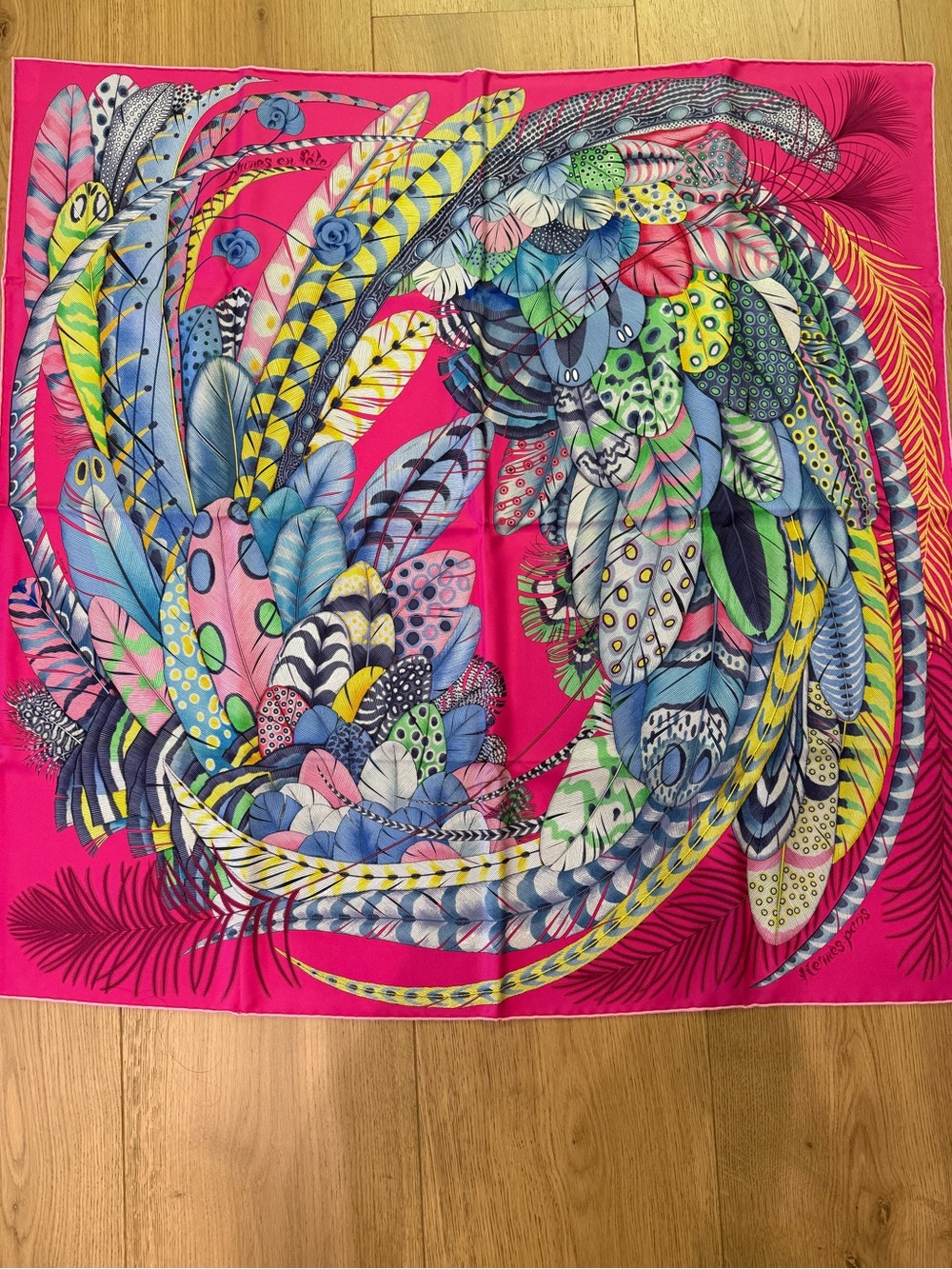 NWT HERMÈS Plumes en Fête 90 Silk Scarf Aline Honoré Fuchsia Multicolor